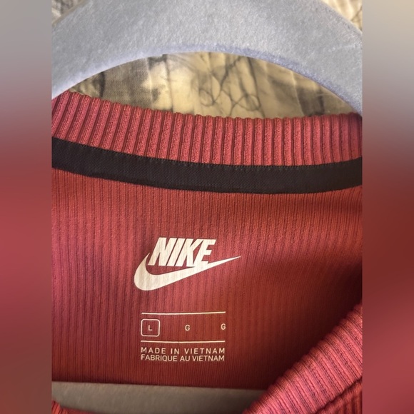 Nike NWT Women's Mauve Long Sleeve Athletic Crop Top - Picture 9 of 9